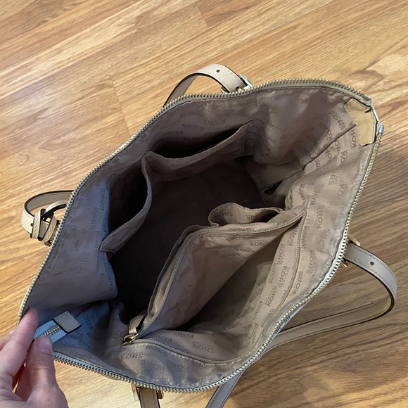 👑 Michael Kors purse white and tan MK logo print - Picture 4 of 6